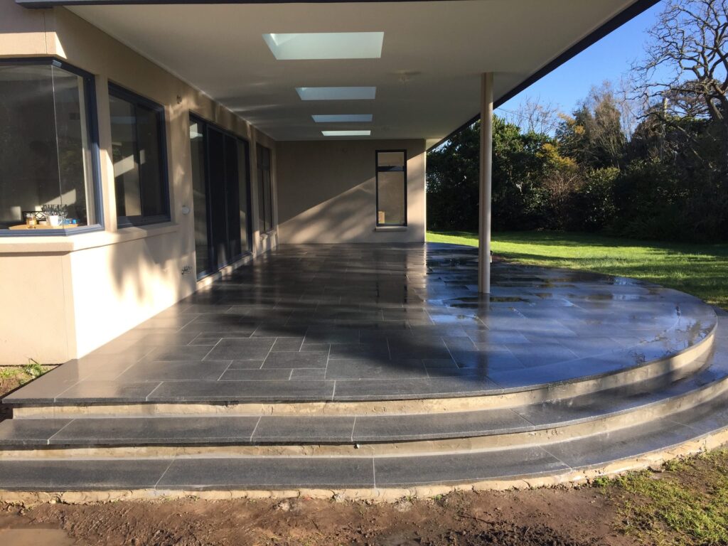 Curved alfresco steps in Mornington by InEx Lifestyle Design landscapers