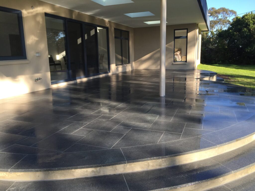 Curved tiled alfresco in Mornington by InEx Lifestyle Design landscapers