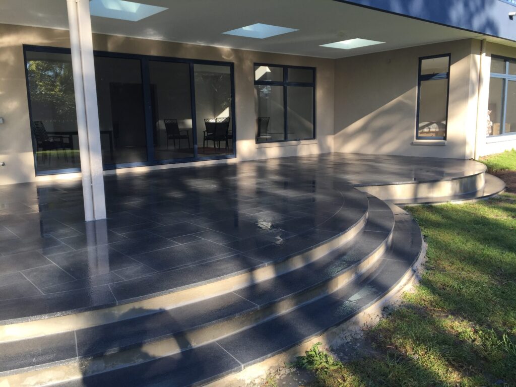 Curved tiled alfresco in Mornington by InEx Lifestyle Design landscapers