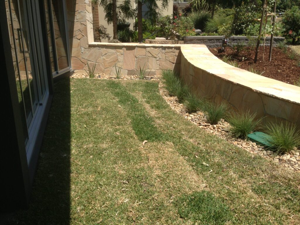 Turf sandstone wall in Wheelers Hill by InEx Lifestyle Design landscapers