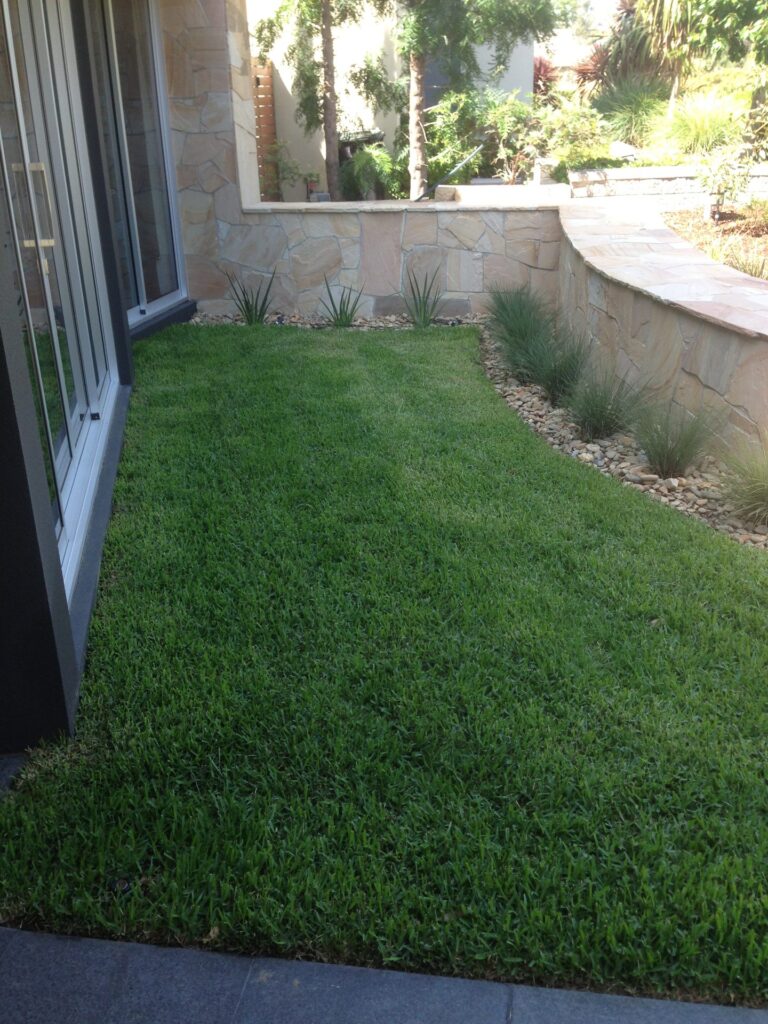 Turf sandstone wall in Wheelers Hill by InEx Lifestyle Design landscapers